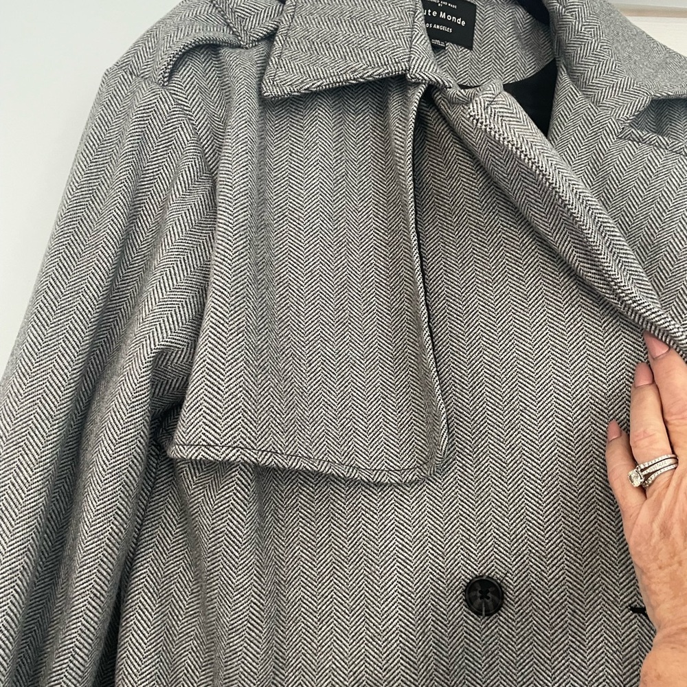 Coat in beautiful gray and black soft, warm fabric. Size Medium - Picture 6 of 8